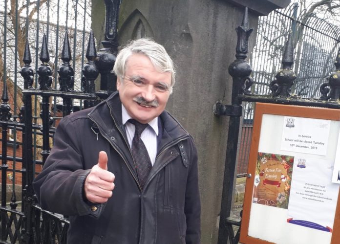 Willie O'Dea TD stands outside a polling station in February 2020 smiling at the camera with thumbs up